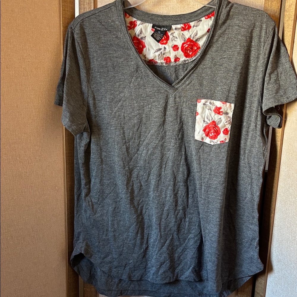 FINAL MARKDOWN Rue 21 Charcoal V-Neck Tee with Red Floral Pocket xl